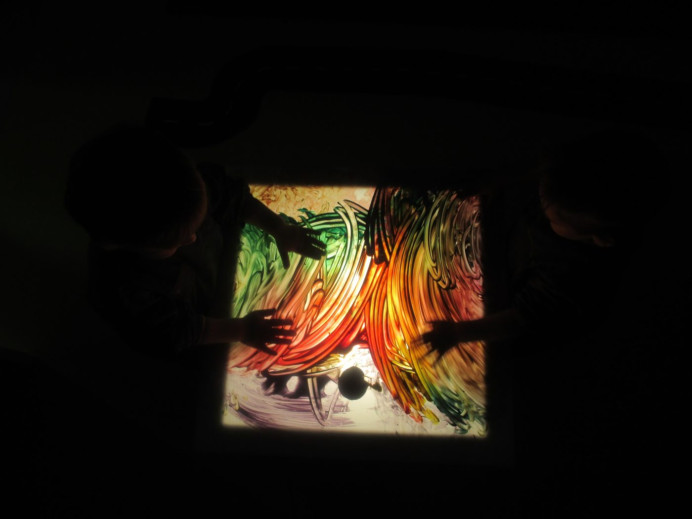 Digitinta sobre a mesa de luz